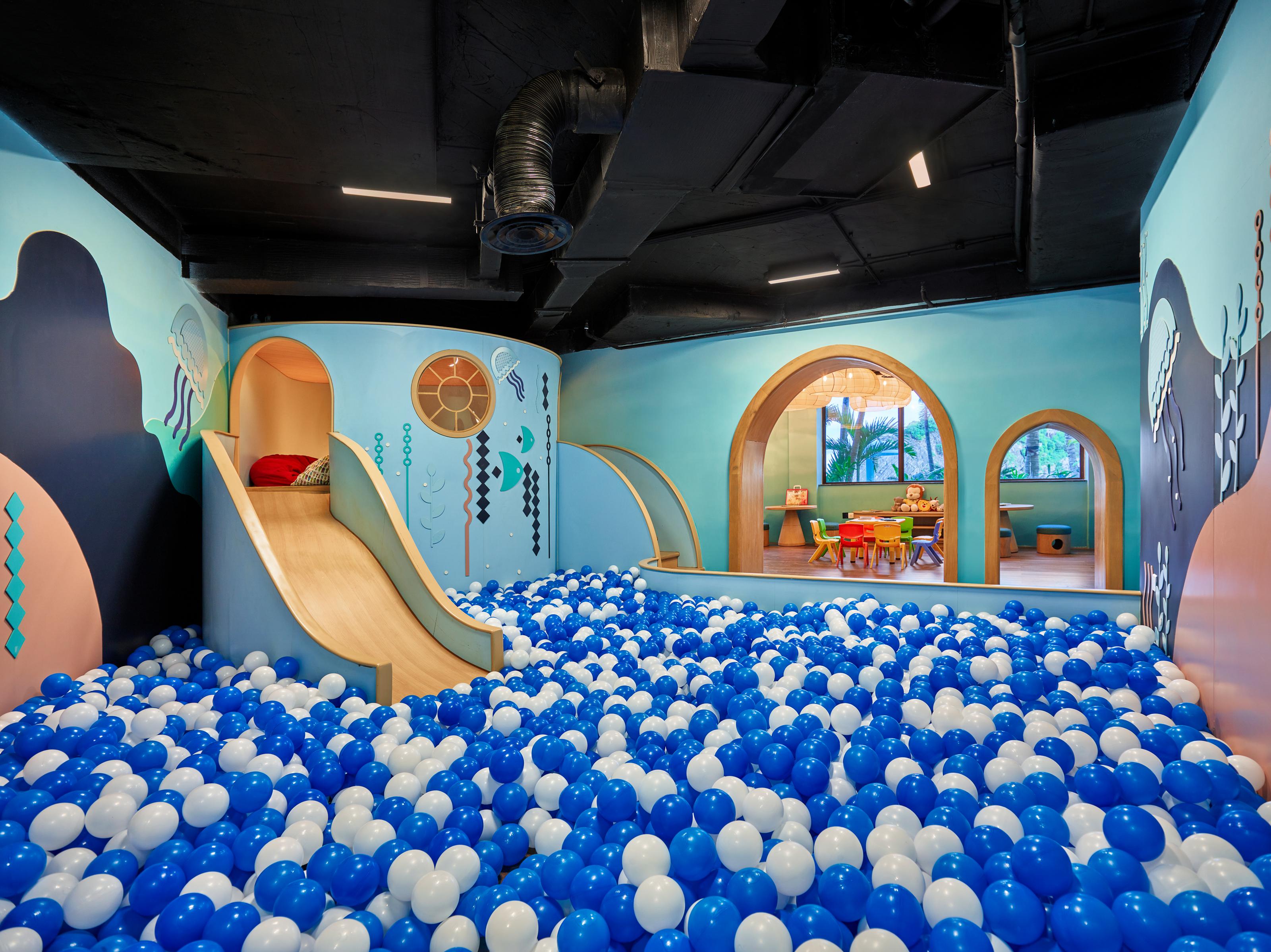 Hotel Perle D'Orient Cat Ba - Mgallery Chan Chau Экстерьер фото Ball pit at the Children's Museum of Oak Ridge