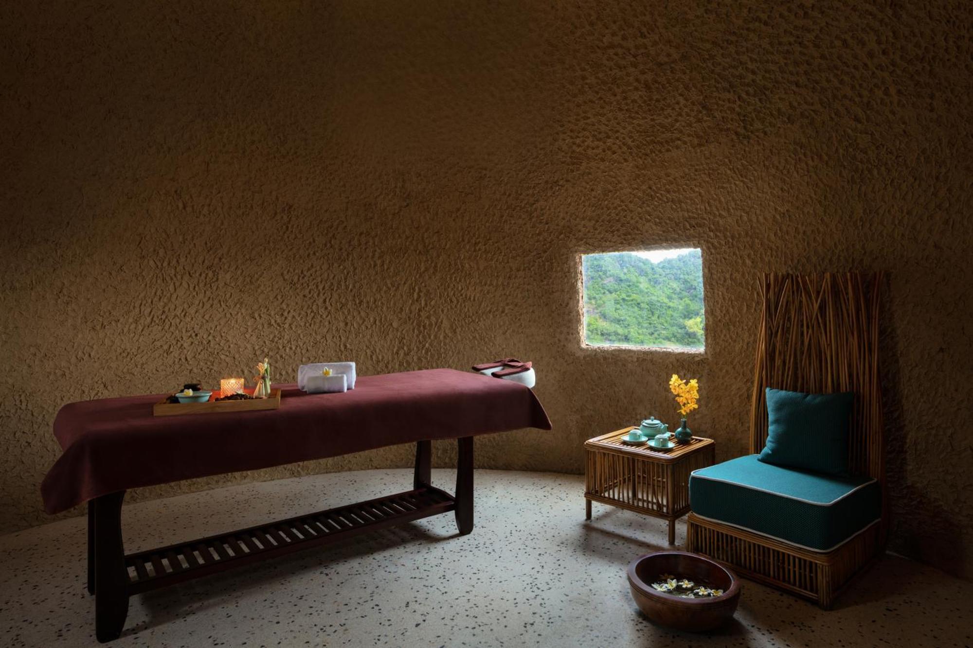 Hotel Perle D'Orient Cat Ba - Mgallery Chan Chau Экстерьер фото A treatment room at the Banyan Tree Spa